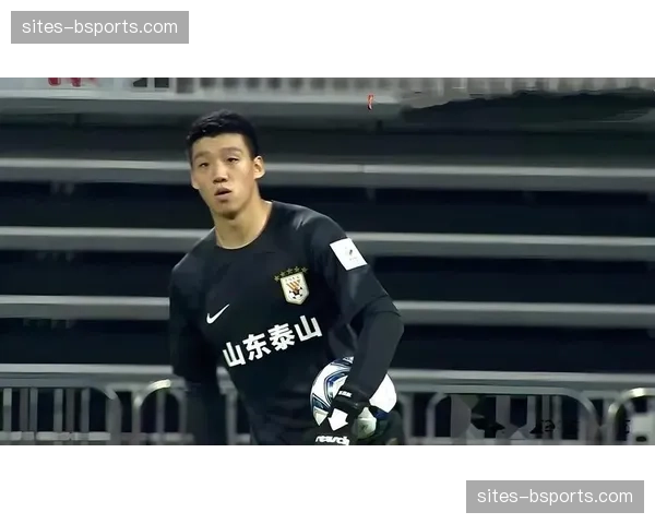 青岛西海岸戴维森定位球绝杀 刘世博门将神扑保障防线稳固